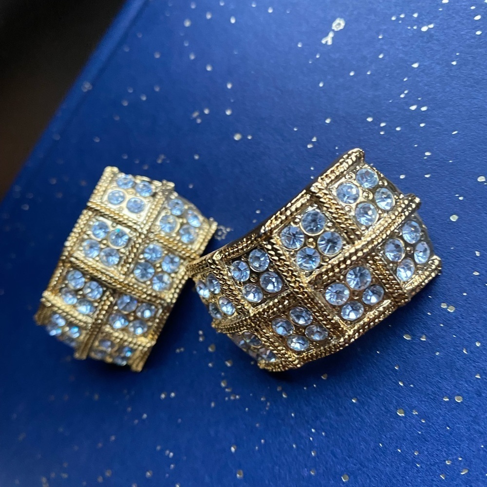 Vintage gold tone clip on earrings - Picture 4 of 7
